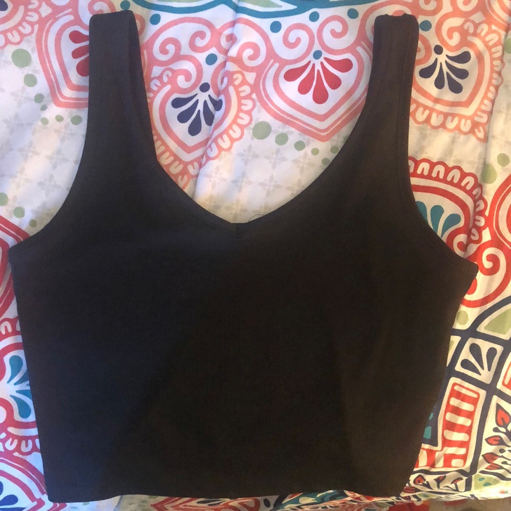 It is a cute crop tank, black, small, Actual size, highly recommend